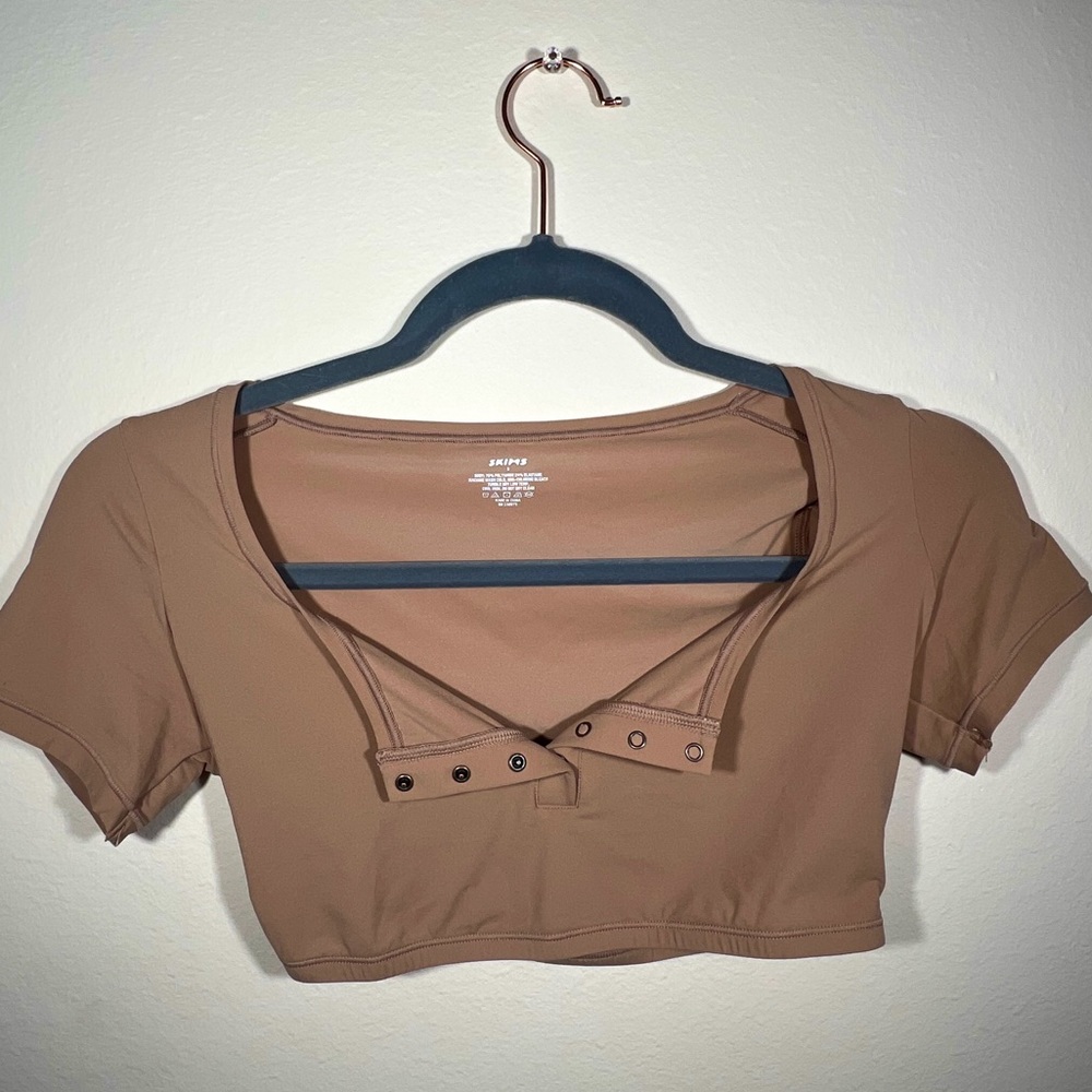 SKIMS Fits Everybody Henley Crop Top Size Small Sienna